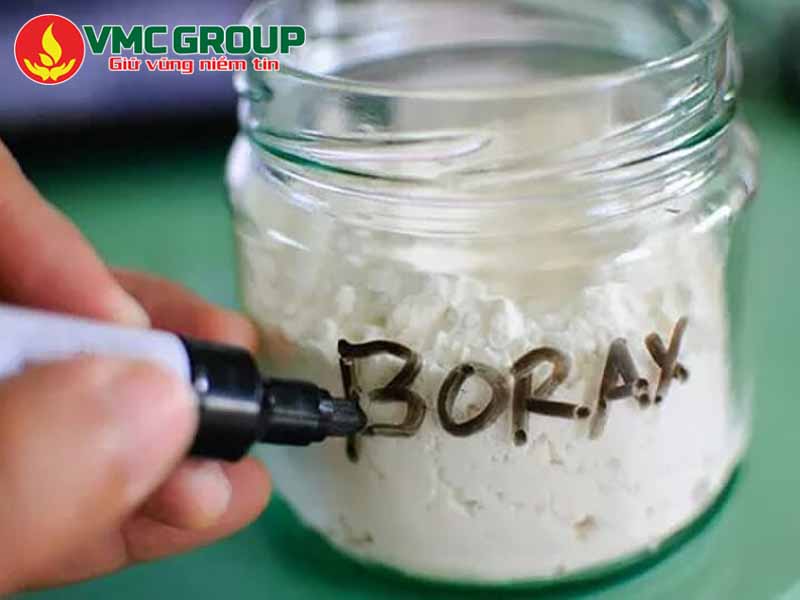 Borax có dạng bột màu trắng, tan tốt trong nước nóng