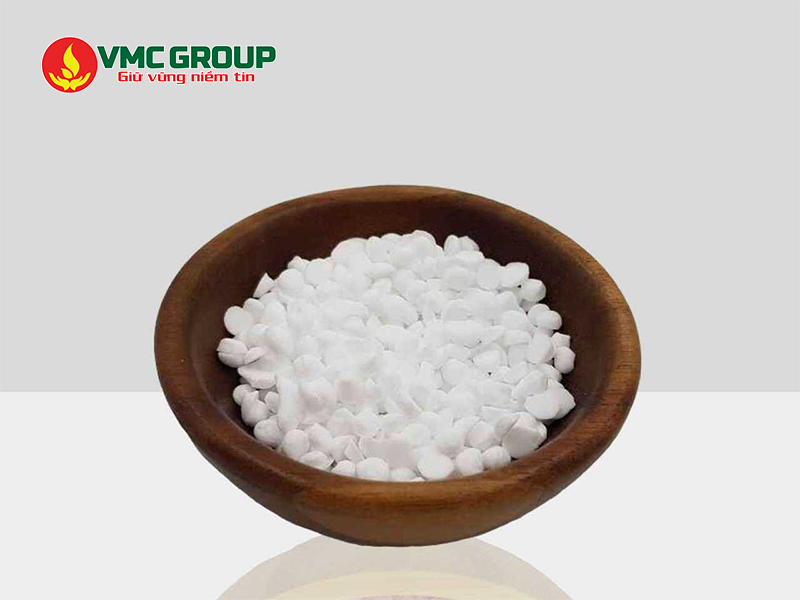 Cetyl Alcohol thường tồn tại ở dạng tinh thể màu trắng