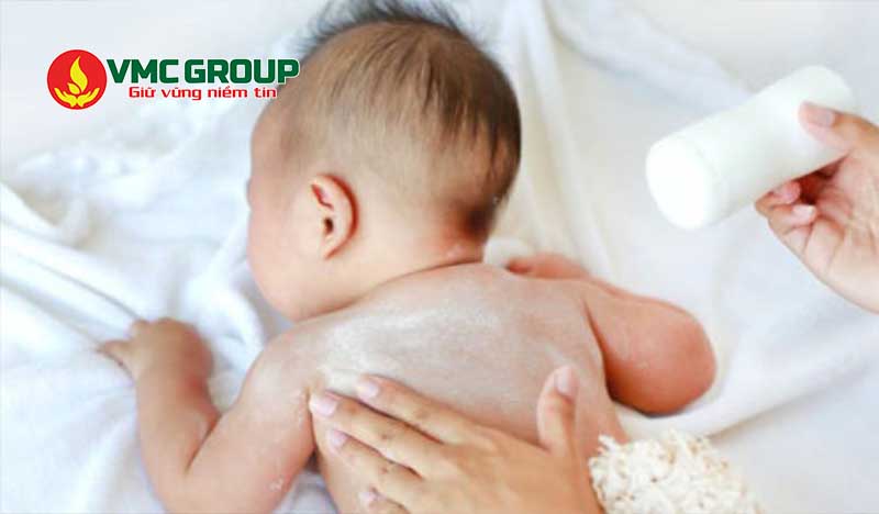 Zinc oxide được dùng trong phấn rôm cho trẻ nhỏ