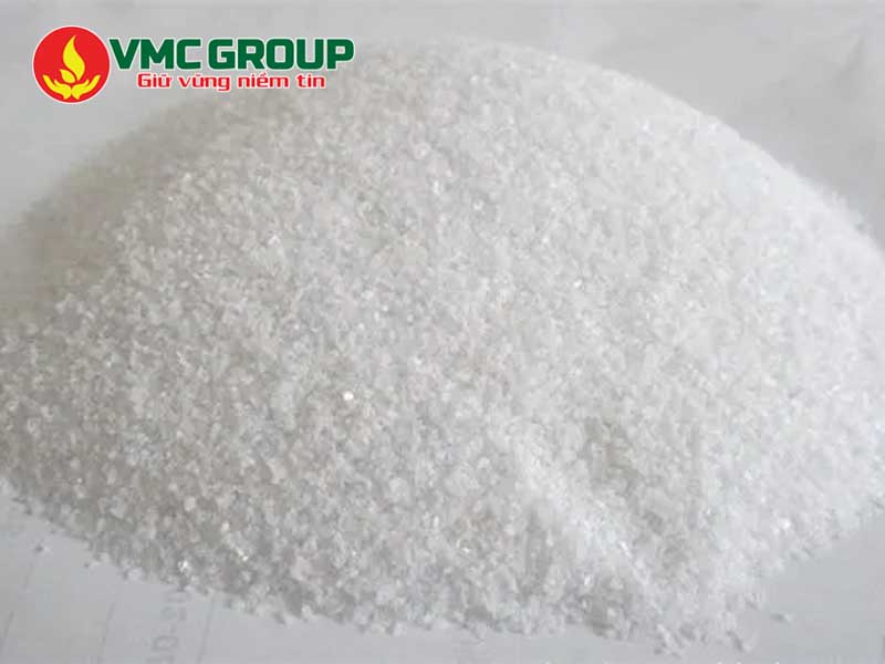 ZnCL2 có dạng rắn màu trắng, tan trong nước